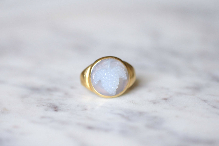 アンティーク風ゴールド・シグネット・リング（グレープ・カルセドニー・カメオ付） - Penelope Gallery