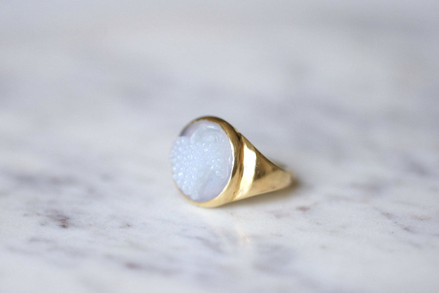 アンティーク風ゴールド・シグネット・リング（グレープ・カルセドニー・カメオ付） - Penelope Gallery