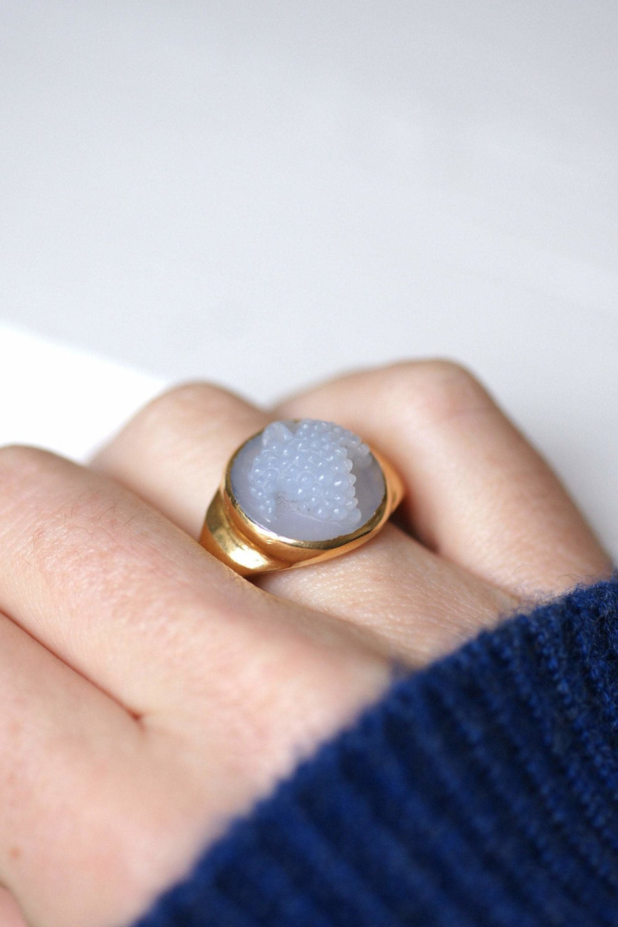 アンティーク風ゴールド・シグネット・リング（グレープ・カルセドニー・カメオ付） - Penelope Gallery