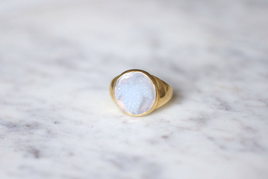 アンティーク風ゴールド・シグネット・リング（グレープ・カルセドニー・カメオ付） - Penelope Gallery