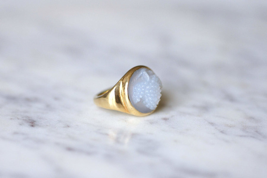 アンティーク風ゴールド・シグネット・リング（グレープ・カルセドニー・カメオ付） - Penelope Gallery