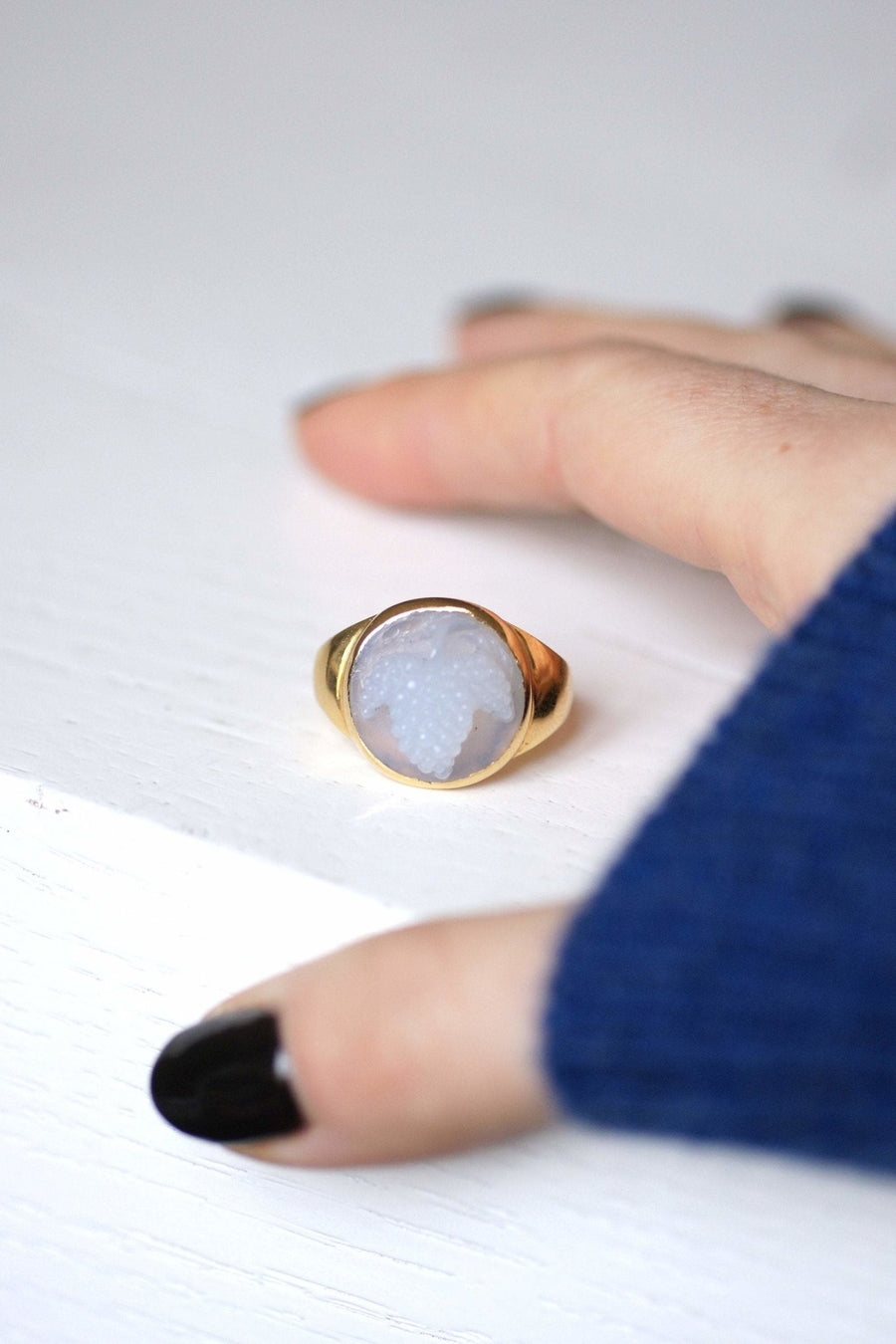 アンティーク風ゴールド・シグネット・リング（グレープ・カルセドニー・カメオ付） - Penelope Gallery