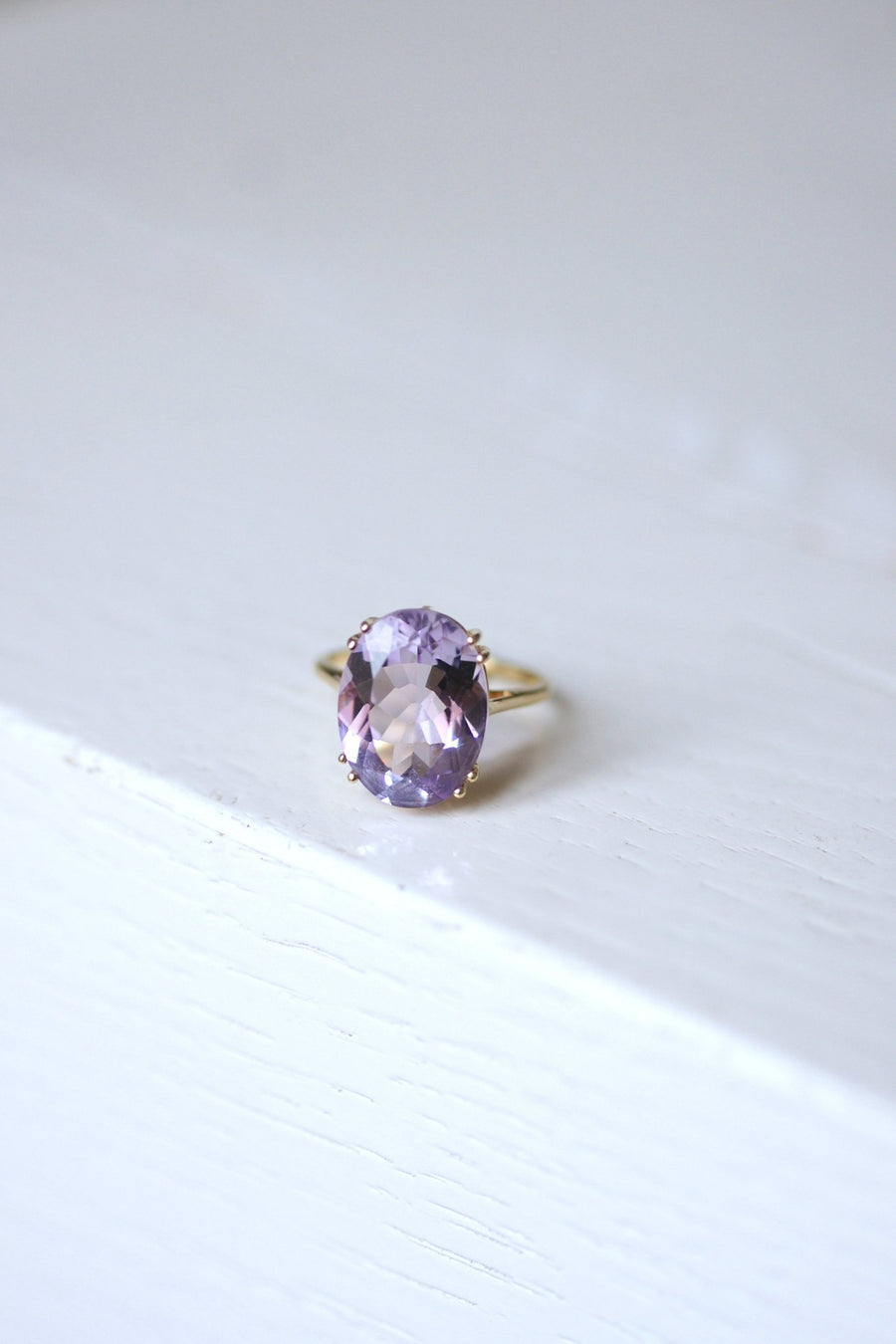 ヴィンテージ・アメジスト・オン・ゴールド・カクテルリング - Penelope Gallery