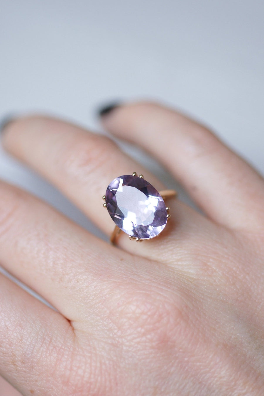 ヴィンテージ・アメジスト・オン・ゴールド・カクテルリング - Penelope Gallery