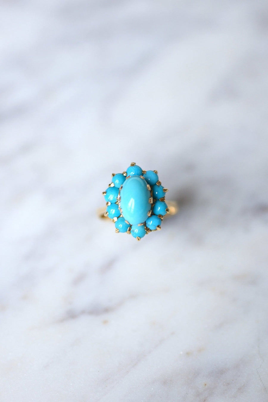 ターコイズのカボションをあしらった18Kイエローゴールド製フラワーリングのヴィンテージ - Penelope Gallery