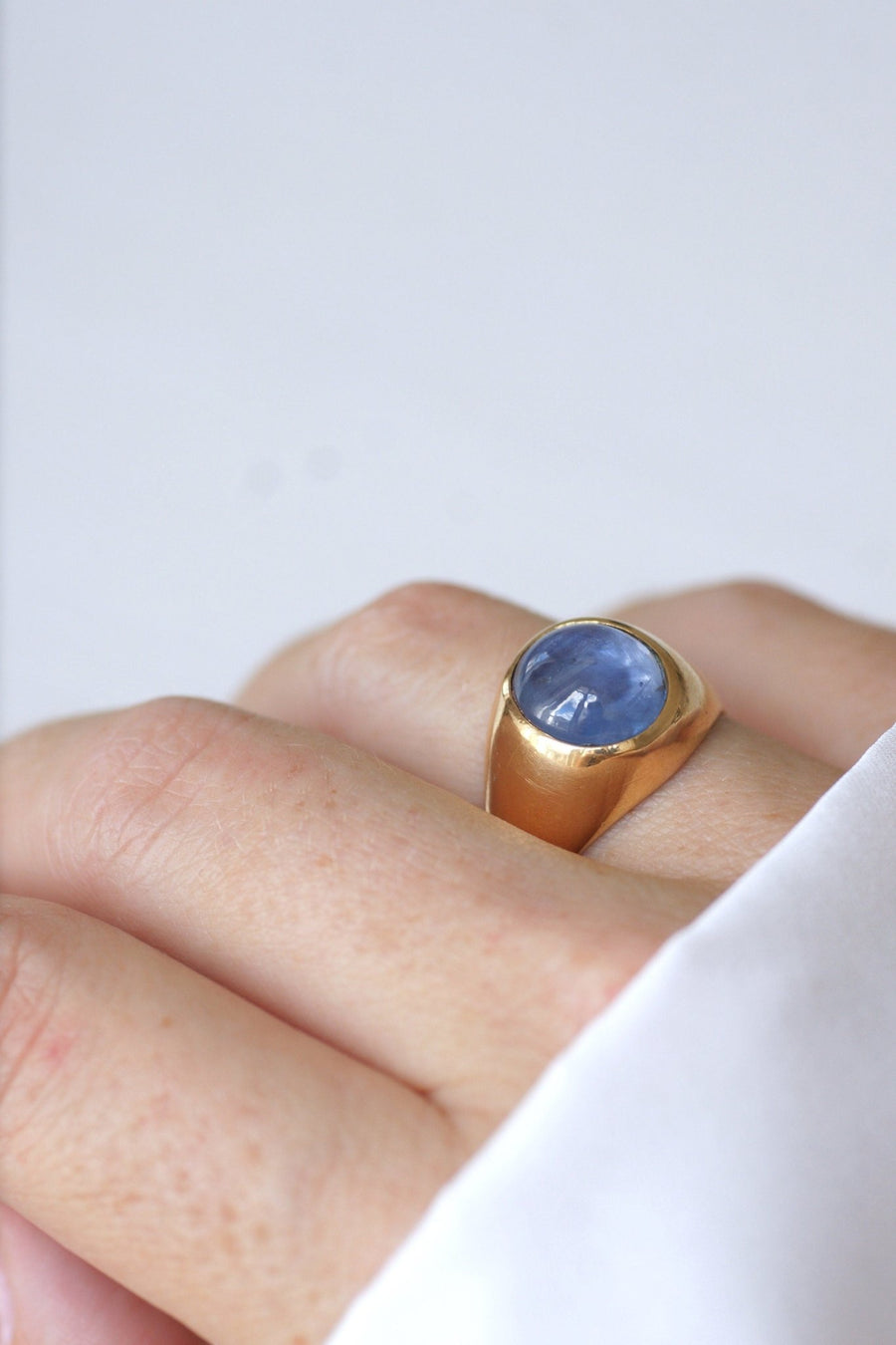 ヴィンテージ・イエローゴールド＆スターサファイアリング - Galerie Pénélope