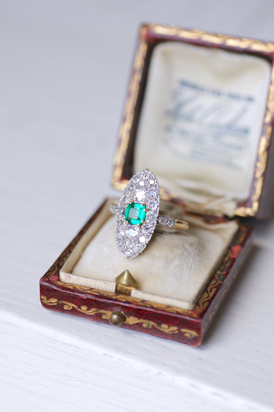 Marquise Belle Epoque エメラルドリング（ゴールド、プラチナにダイヤモンドをセット） - Galerie Pénélope