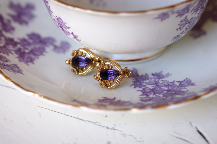 アンティークゴールドとアメジストのスリーパーピアス - Penelope Gallery