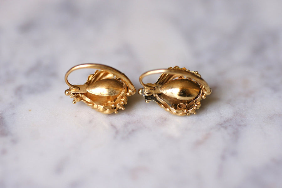 アンティークゴールドとアメジストのスリーパーピアス - Penelope Gallery