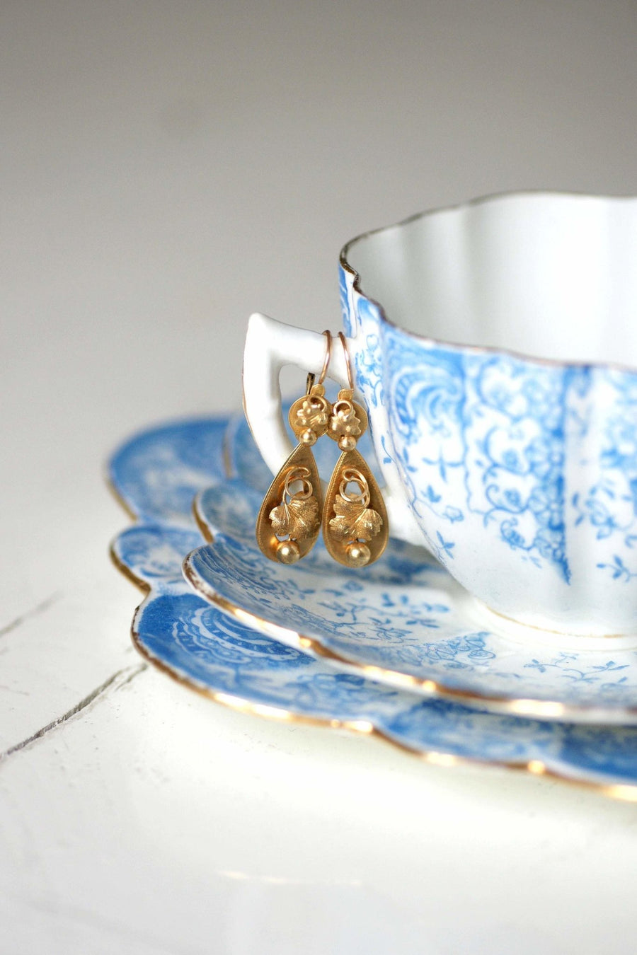 アンティークゴールド "vine leaf "スリーパーピアス - Penelope Gallery