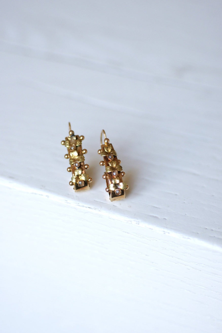 アンティークゴールドとパールのスリーパーピアス - Penelope Gallery