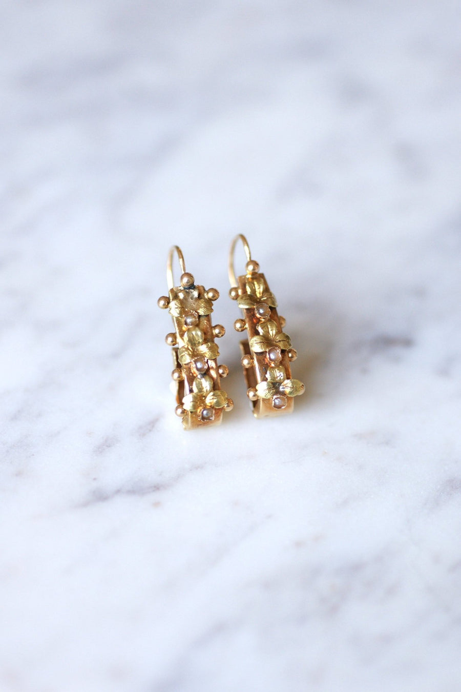 アンティークゴールドとパールのスリーパーピアス - Penelope Gallery