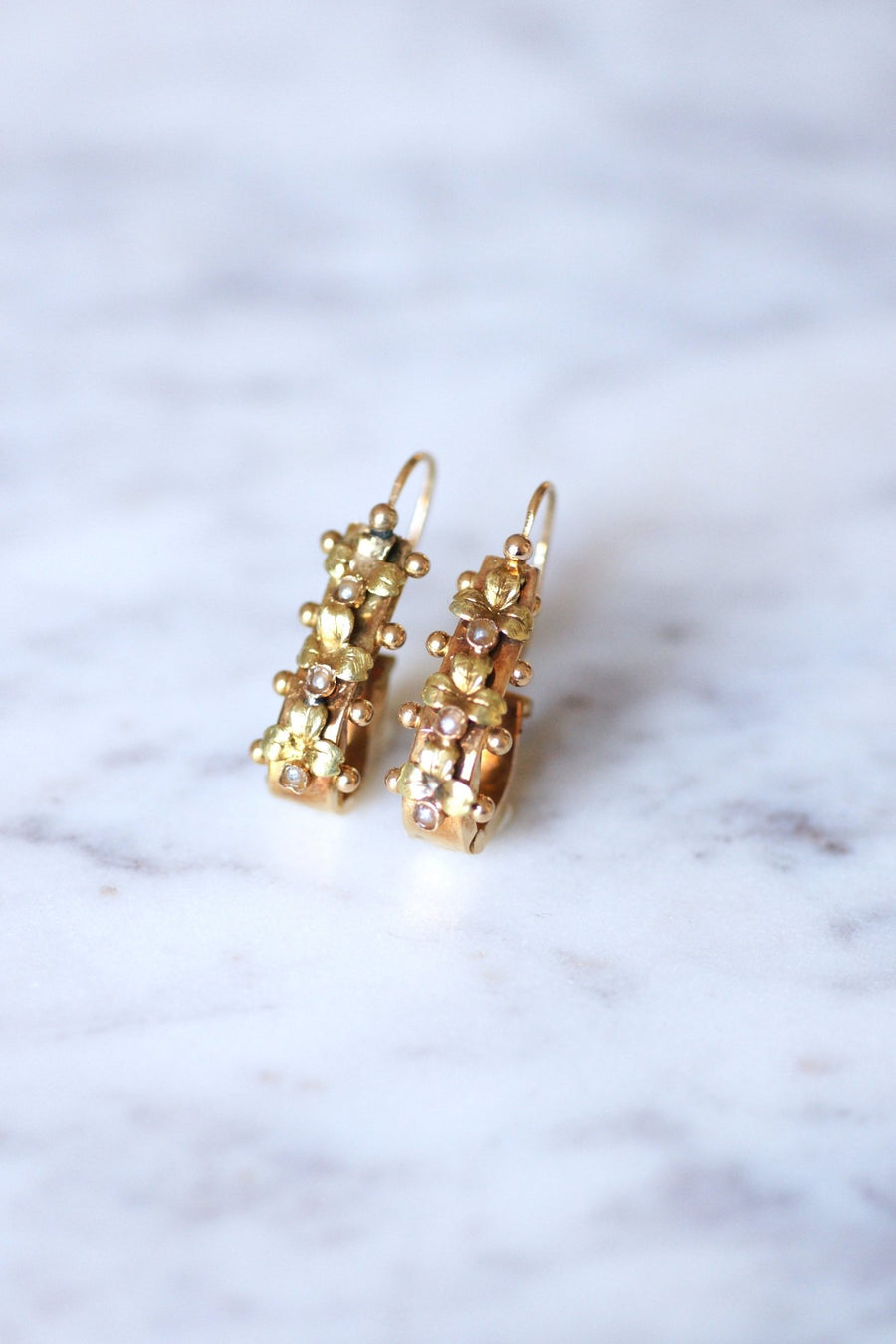 アンティークゴールドとパールのスリーパーピアス - Penelope Gallery
