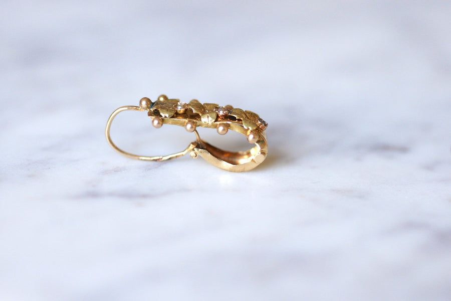 アンティークゴールドとパールのスリーパーピアス - Penelope Gallery