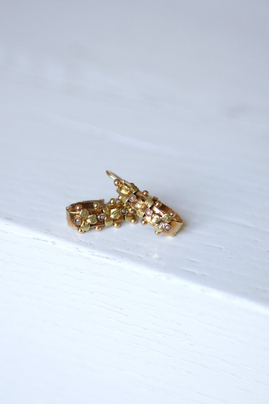 アンティークゴールドとパールのスリーパーピアス - Penelope Gallery