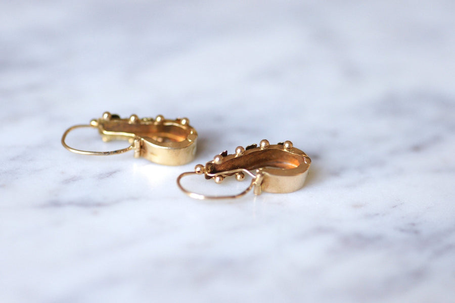 アンティークゴールドとパールのスリーパーピアス - Penelope Gallery