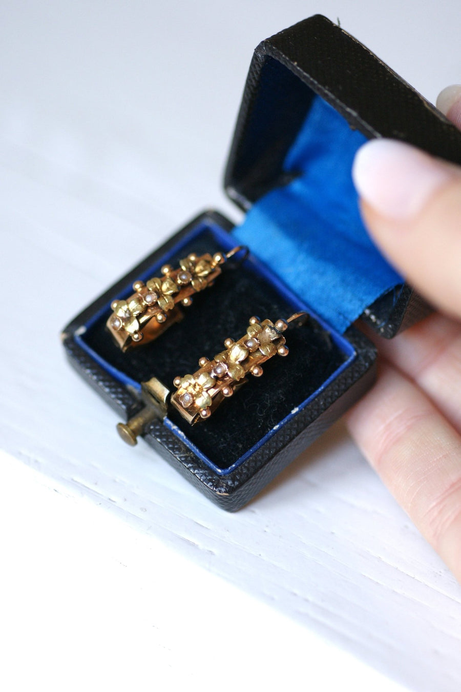 アンティークゴールドとパールのスリーパーピアス - Penelope Gallery