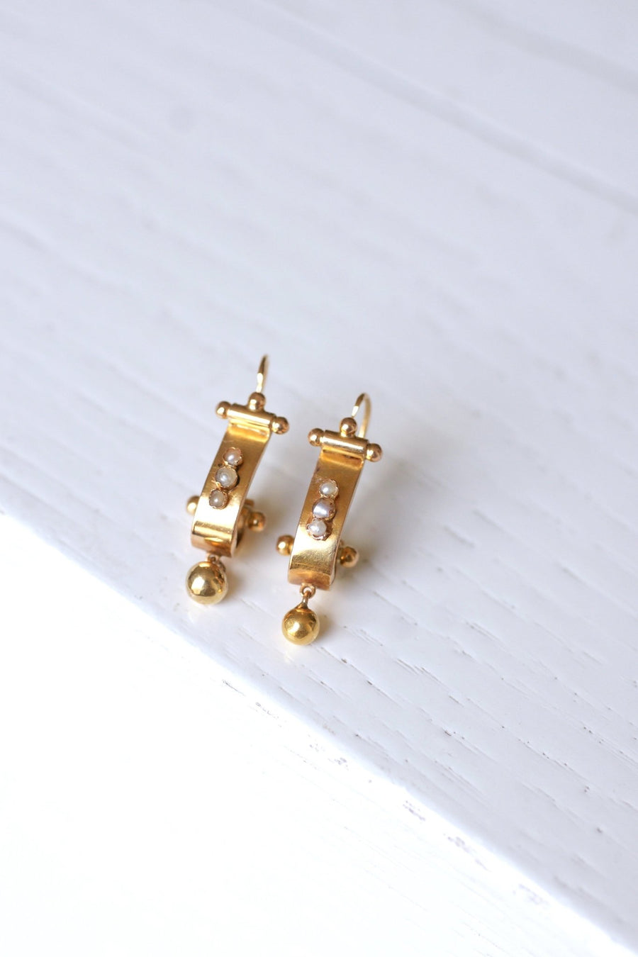 アンティークピンクゴールドとパールのスリーパーピアス - Penelope Gallery