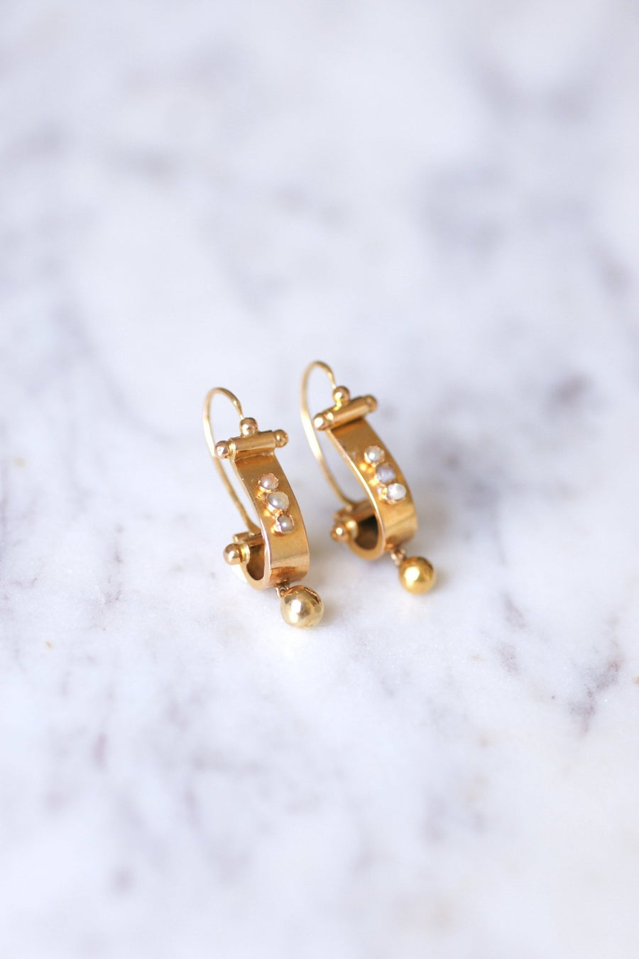 アンティークピンクゴールドとパールのスリーパーピアス - Penelope Gallery