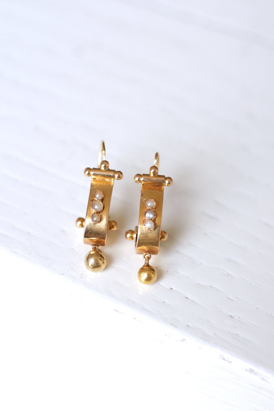 アンティークピンクゴールドとパールのスリーパーピアス - Penelope Gallery