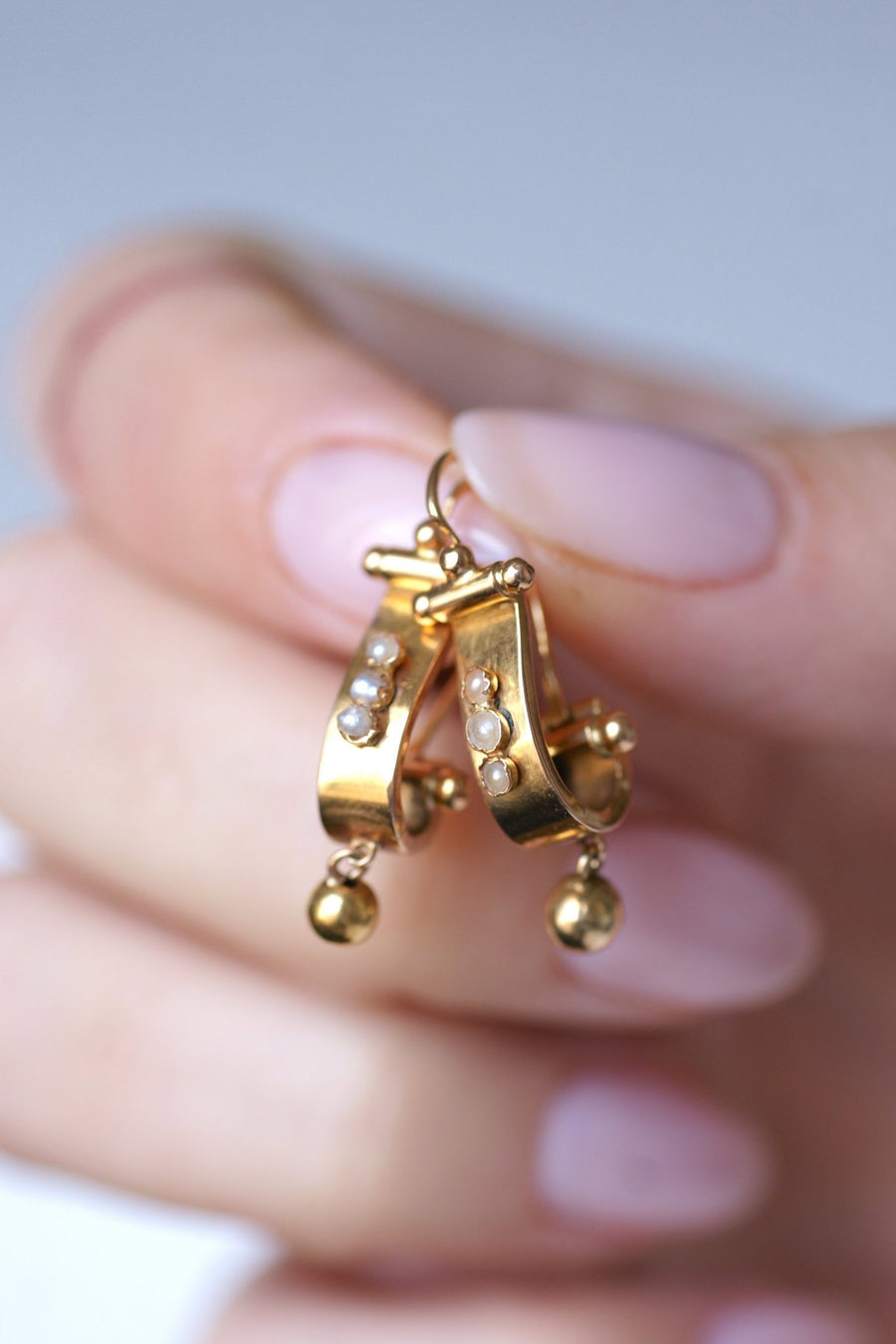 アンティークピンクゴールドとパールのスリーパーピアス - Penelope Gallery