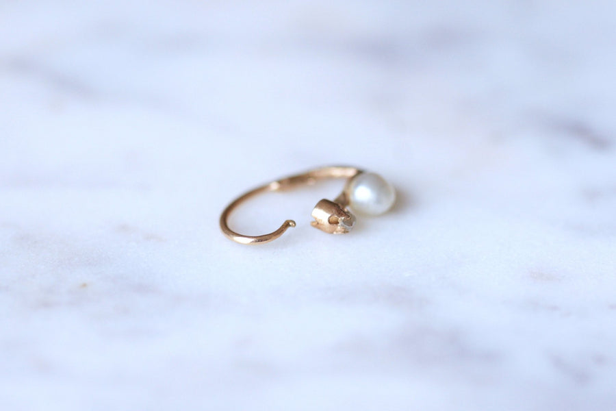 アンティークゴールドとパールのスリーパーピアス - Penelope Gallery