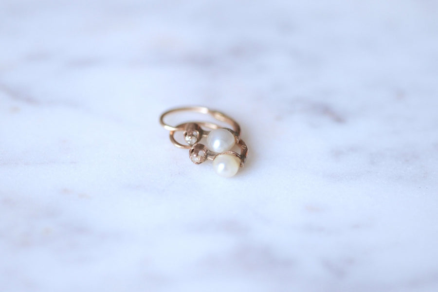 アンティークゴールドとパールのスリーパーピアス - Penelope Gallery