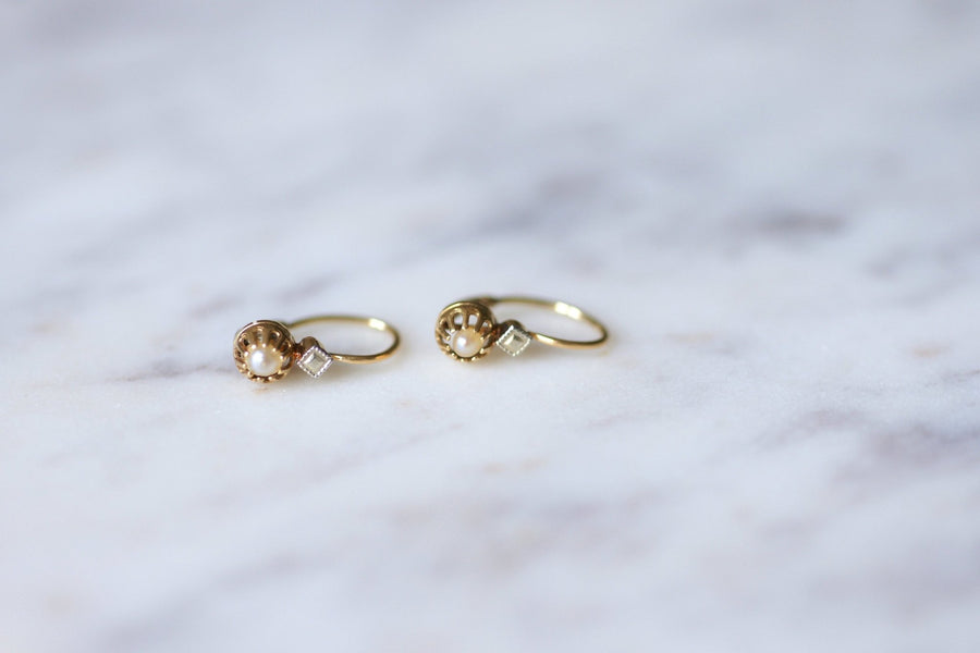 アンティークゴールドとパールのスリーパーピアス - Penelope Gallery