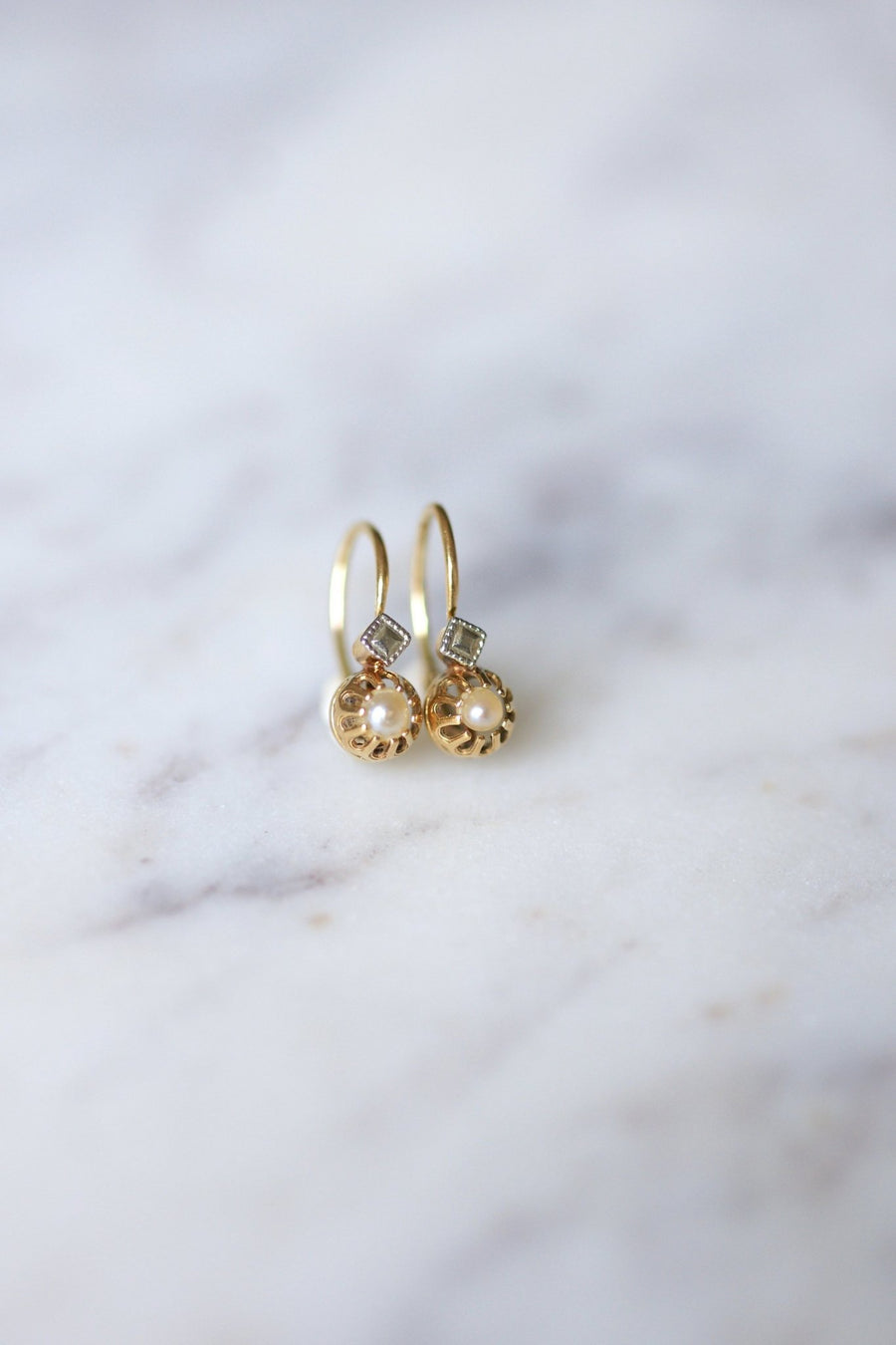 アンティークゴールドとパールのスリーパーピアス - Penelope Gallery