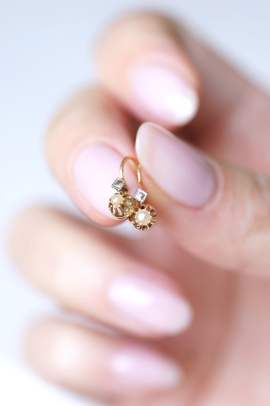 アンティークゴールドとパールのスリーパーピアス - Penelope Gallery