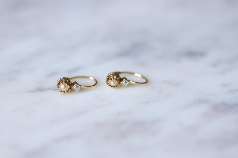 アンティークゴールドとパールのスリーパーピアス - Penelope Gallery