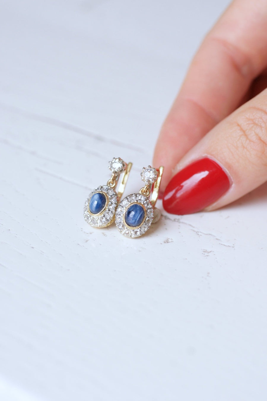 アンティークゴールド、プラチナ、ダイヤモンド、スターサファイアのスリーパーピアス - Galerie Pénélope
