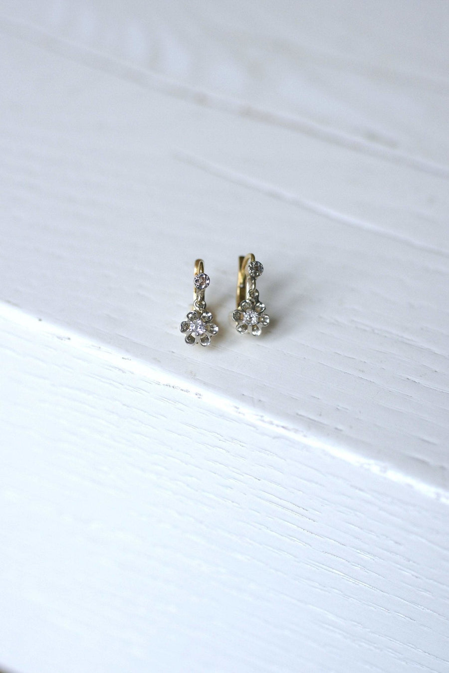 アンティークゴールド、プラチナ、ダイヤモンドのスリーパーピアス - Galerie Pénélope