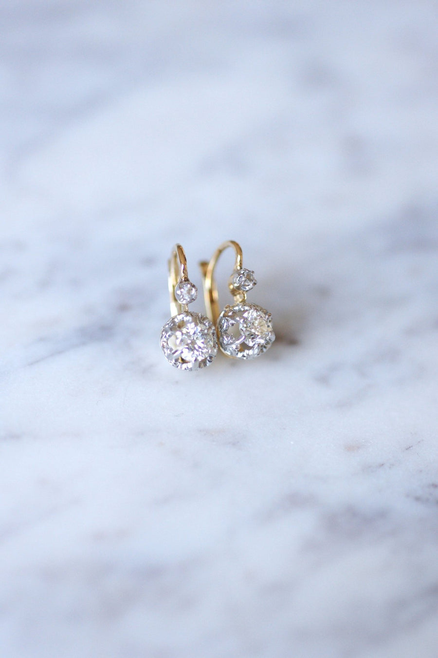 アンティークゴールド、プラチナ、ダイヤモンドのスリーパーピアス - Galerie Pénélope