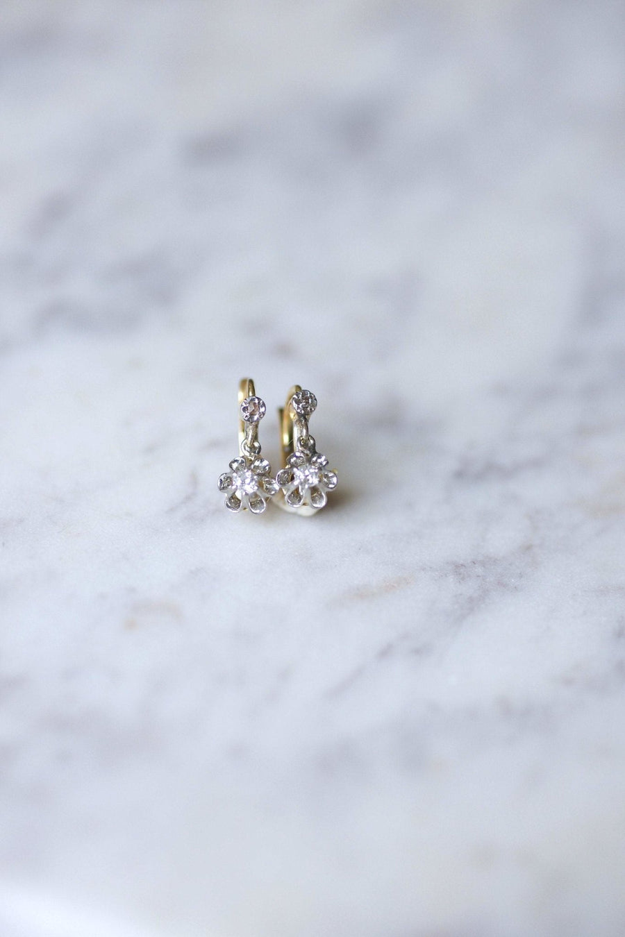 アンティークゴールド、プラチナ、ダイヤモンドのスリーパーピアス - Galerie Pénélope