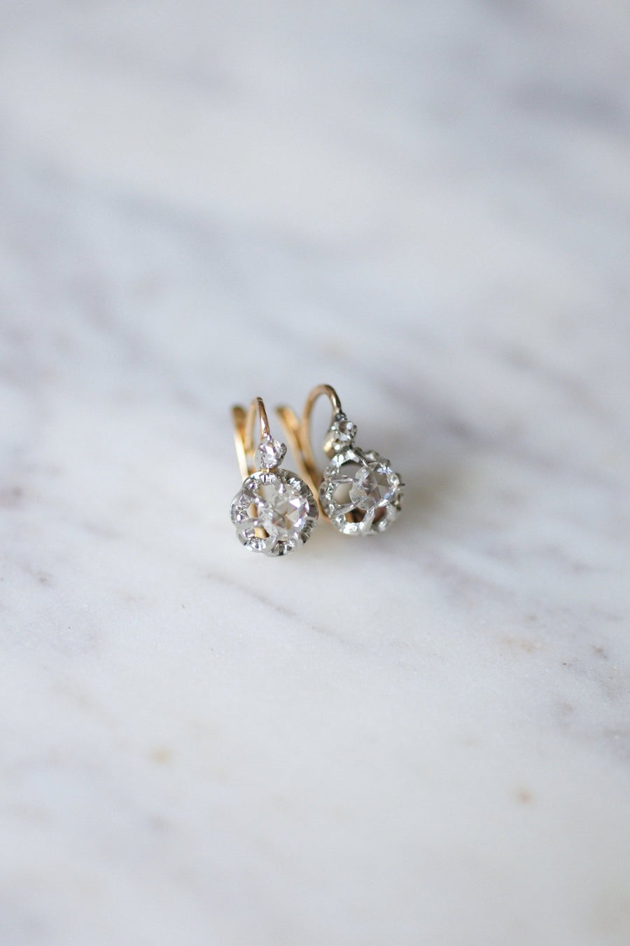 アンティークゴールド、プラチナ、ダイヤモンドのスリーパーピアス - Galerie Pénélope