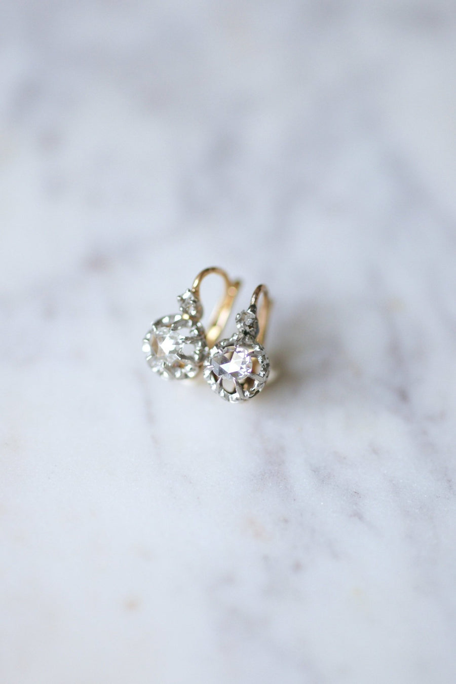 アンティークゴールド、プラチナ、ダイヤモンドのスリーパーピアス - Galerie Pénélope