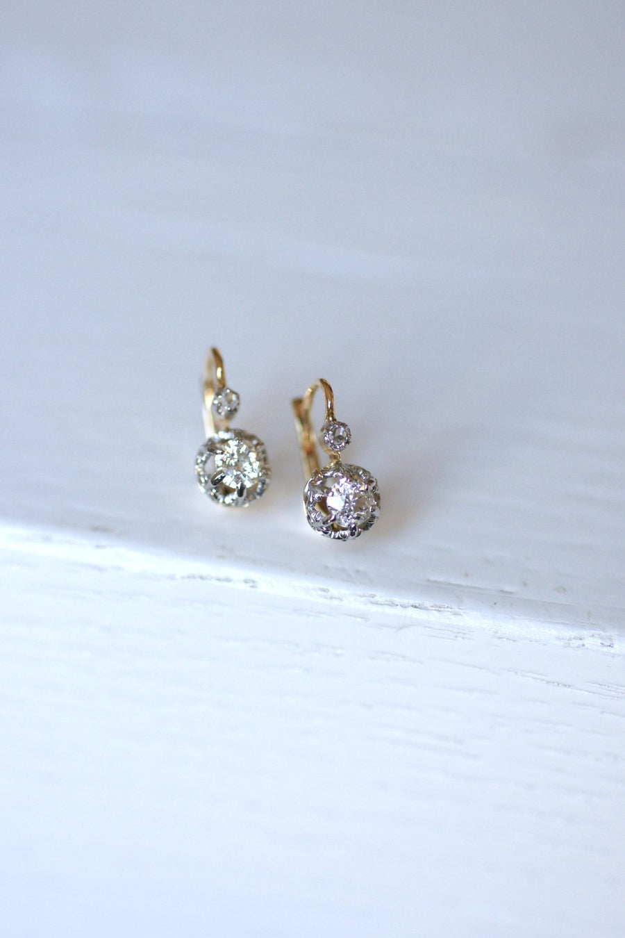 アンティークゴールド、プラチナ、ダイヤモンドのスリーパーピアス - Galerie Pénélope