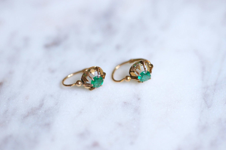 アンティーク風ピンクゴールドとエメラルドのスリーパーピアス - Penelope Gallery