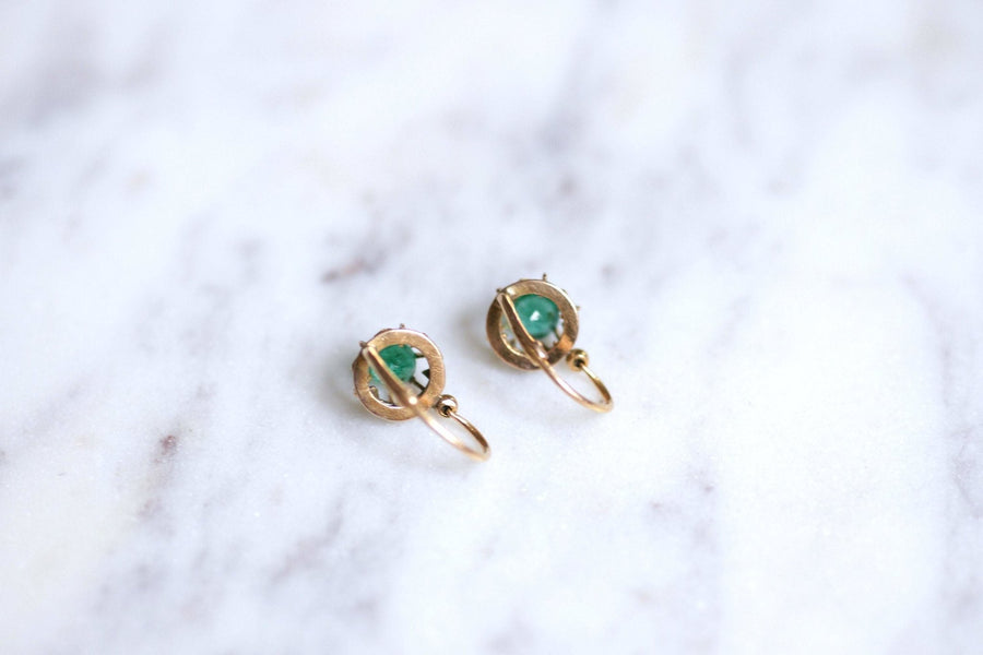 アンティーク風ピンクゴールドとエメラルドのスリーパーピアス - Penelope Gallery