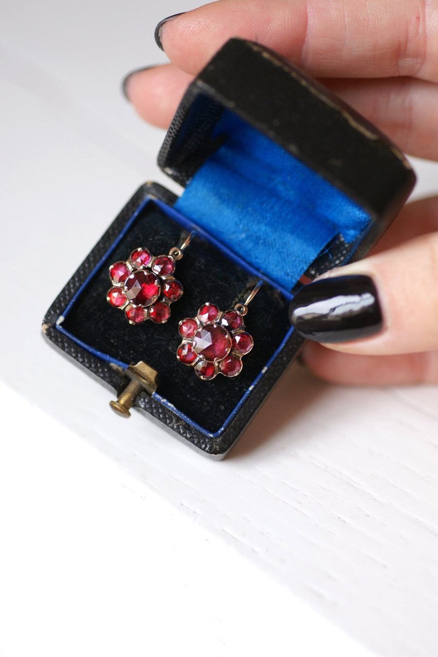 アンティークピンクゴールドとガーネットのスリーパーピアス - Penelope Gallery