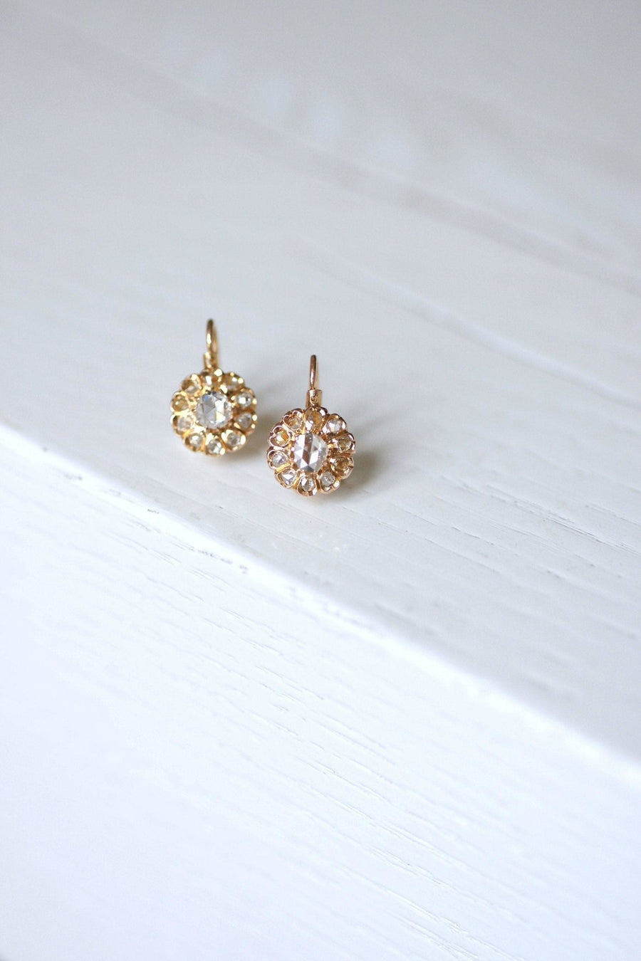 アンティークデイジーピアス（ダイヤモンド） - Penelope Gallery