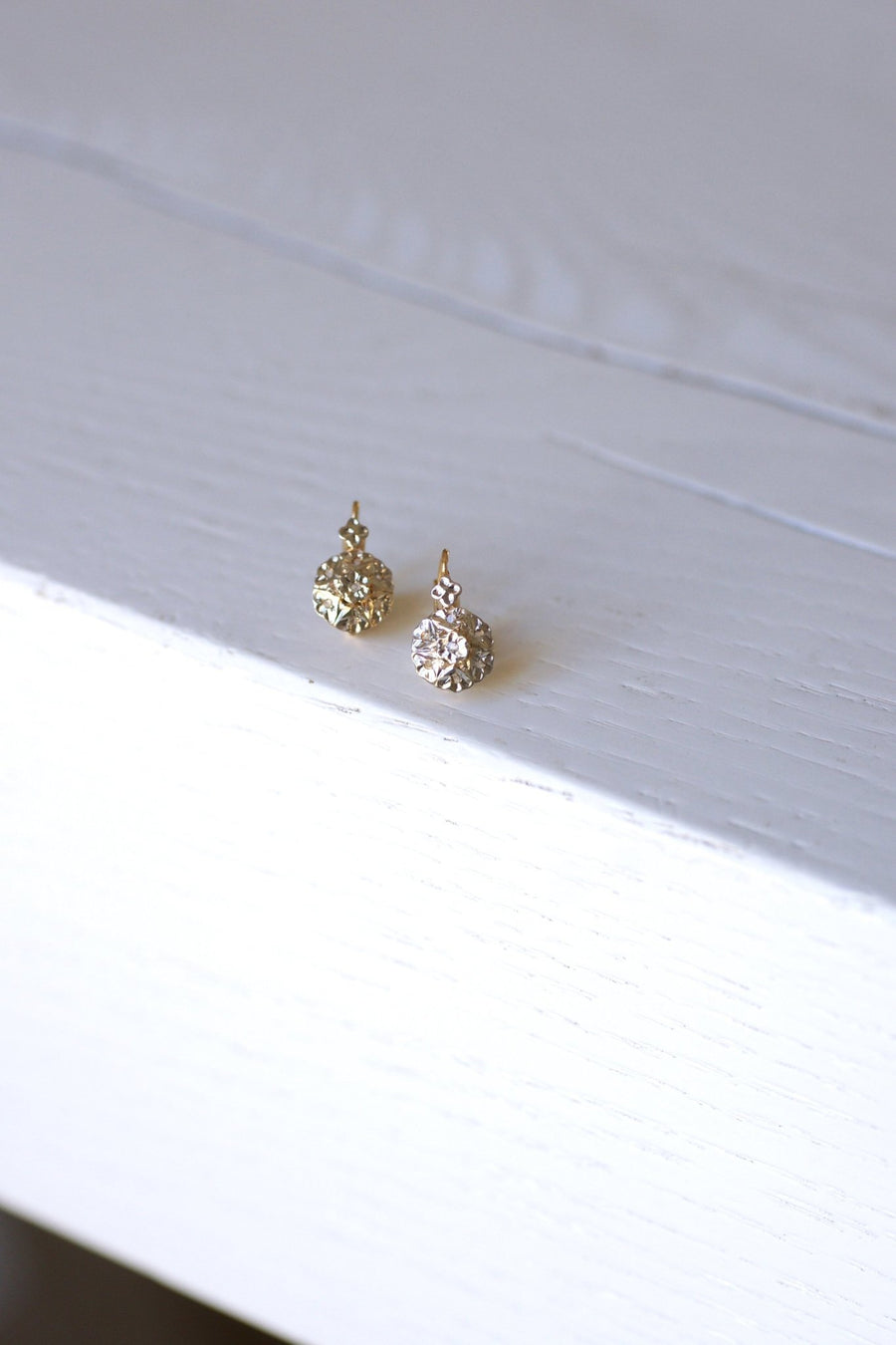 アンティークゴールドとダイヤモンドのスリーパーピアス - Penelope Gallery
