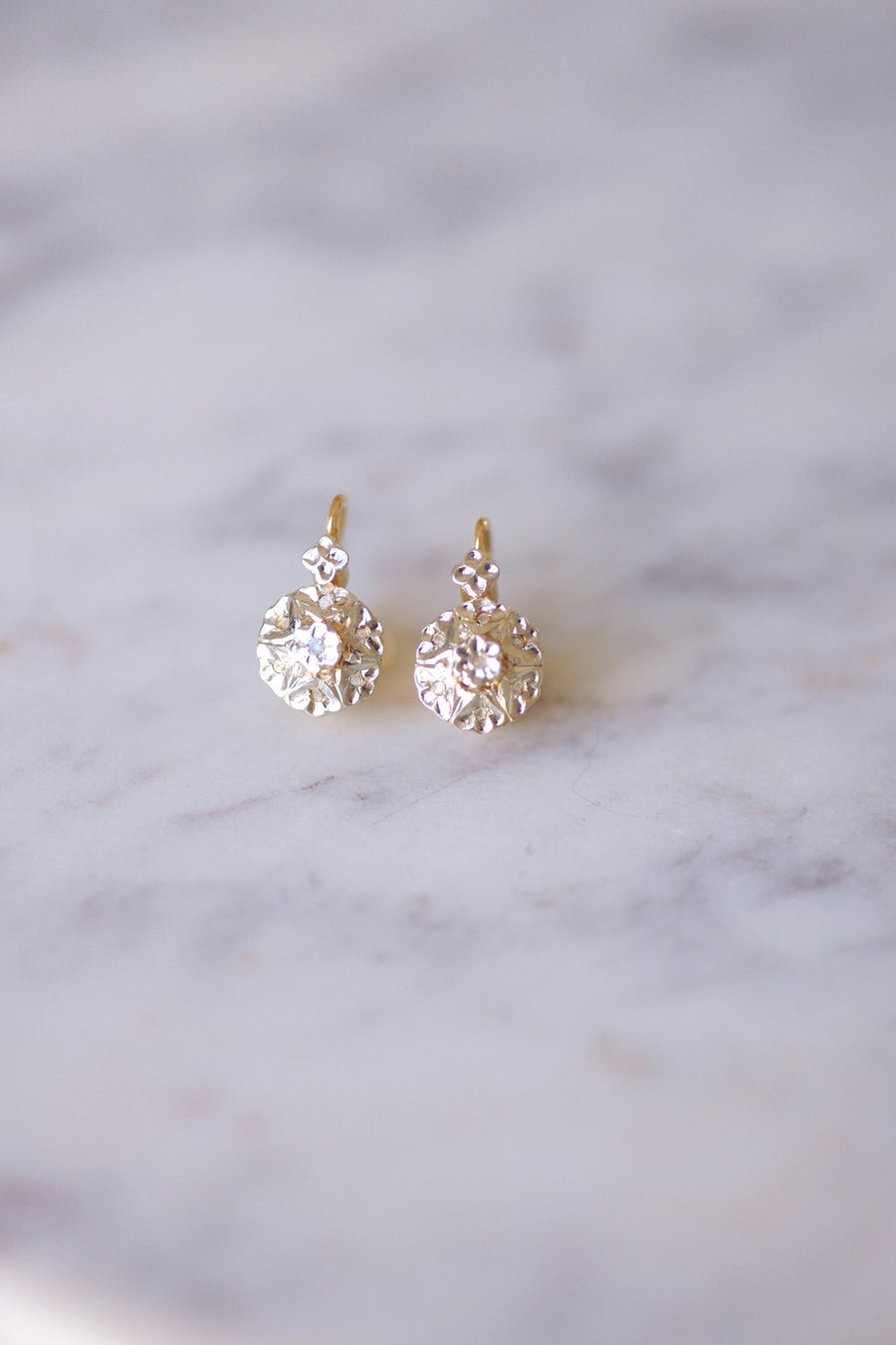 アンティークゴールドとダイヤモンドのスリーパーピアス - Penelope Gallery
