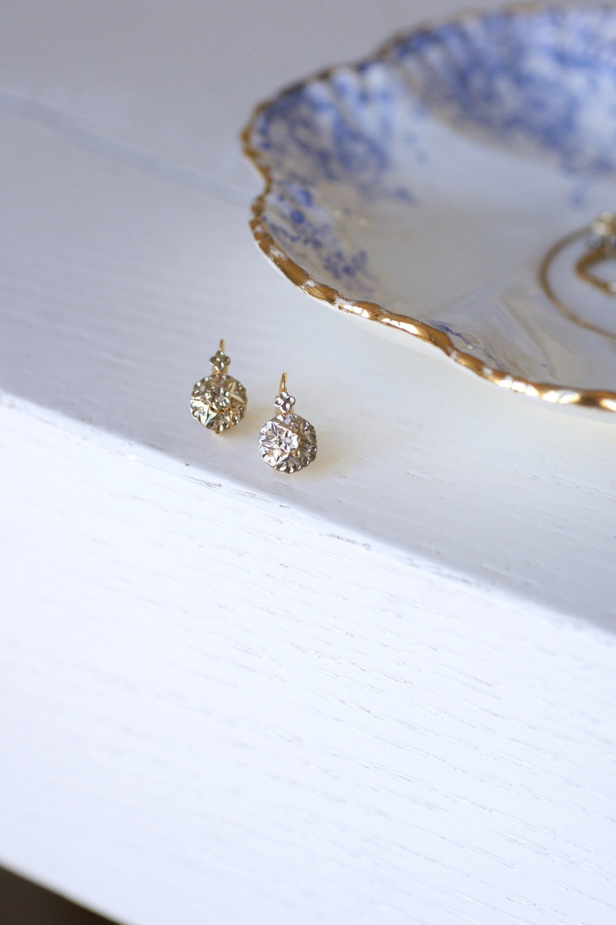 アンティークゴールドとダイヤモンドのスリーパーピアス - Penelope Gallery