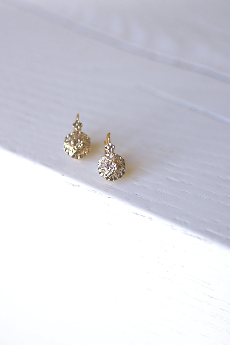 アンティークゴールドとダイヤモンドのスリーパーピアス - Penelope Gallery