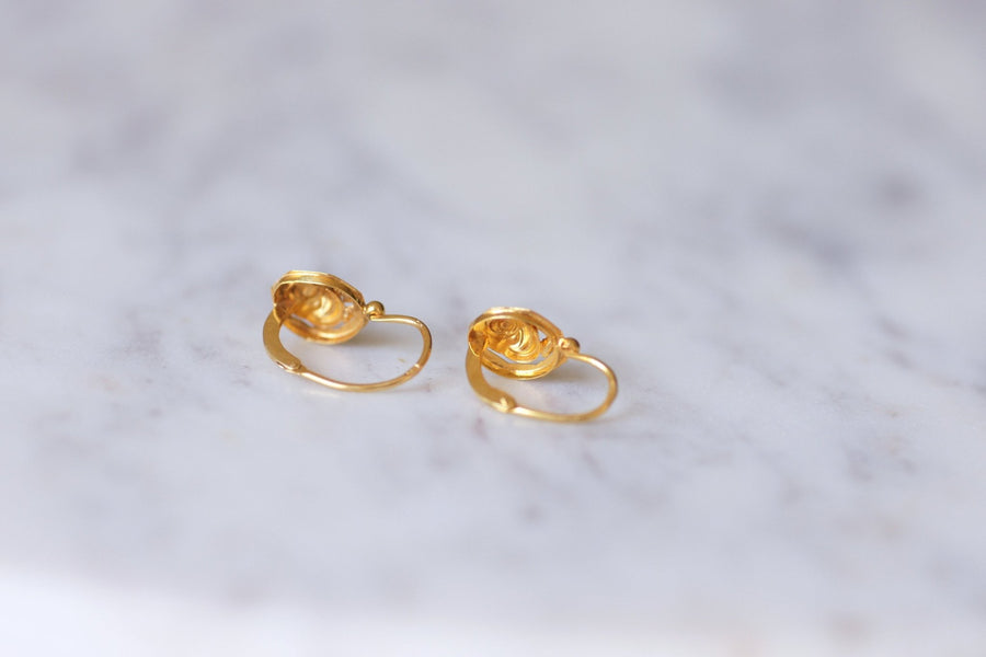 イエローゴールド製アールデコ調フラワーピアス - Galerie Pénélope