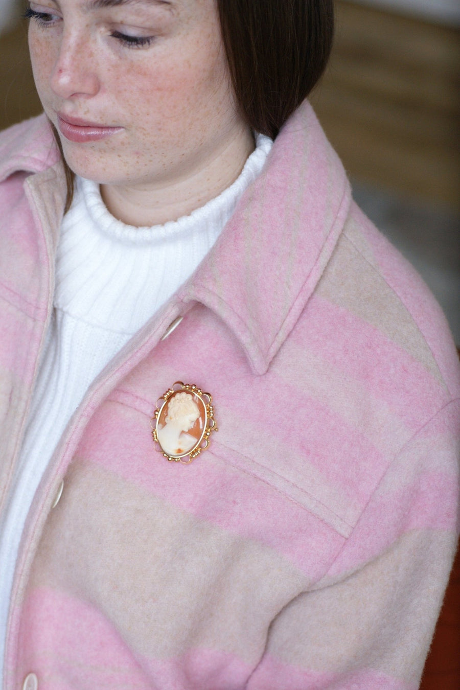 つの金と貝殻のカメオ・ブローチ - Galerie Pénélope