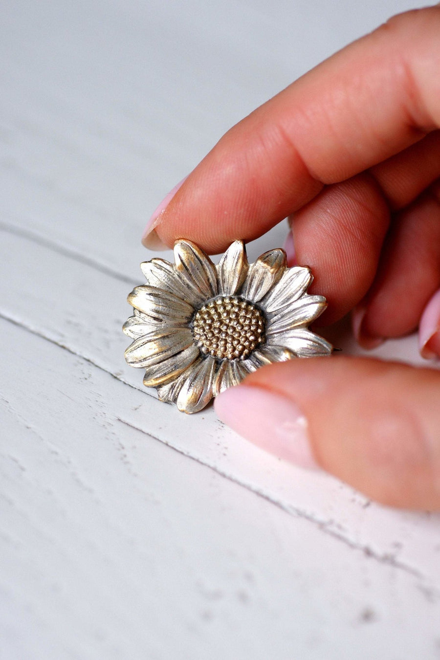 Vintage daisy flower brooch signed Mellerio in metal, Circa 1930 - Galerie Pénélope