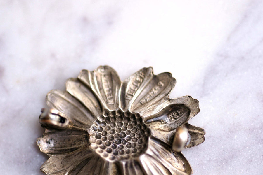 Vintage daisy flower brooch signed Mellerio in metal, Circa 1930 - Galerie Pénélope